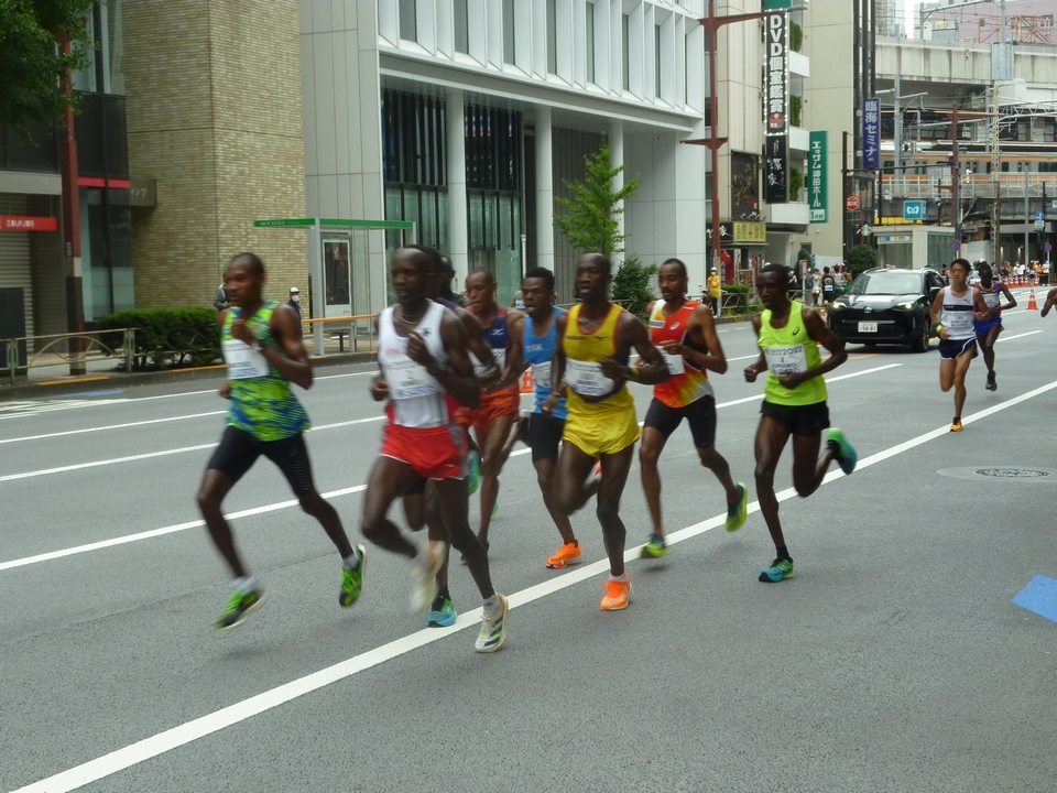 三菱UFJ銀行の前を走る先頭集団
