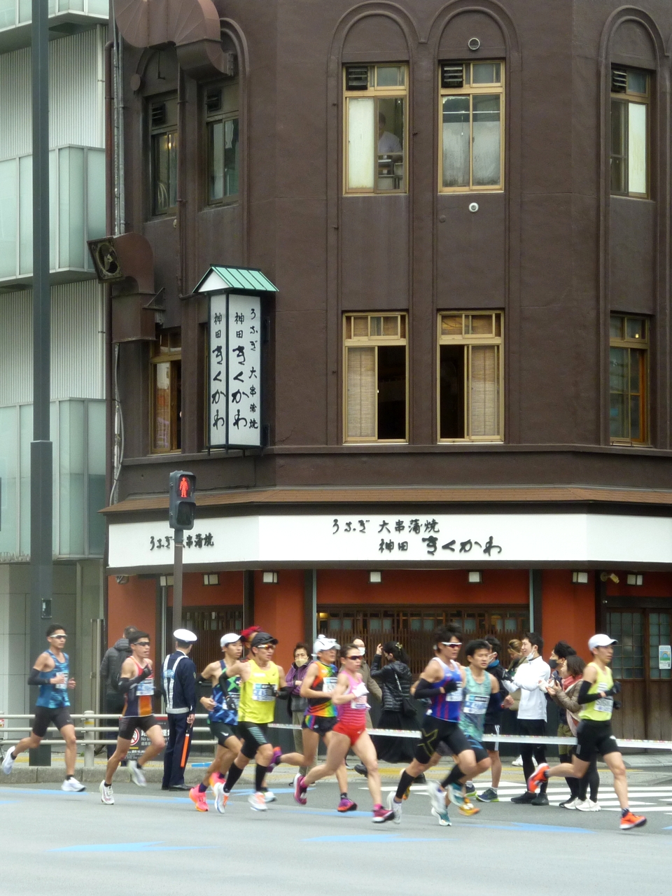 神田きくかわの前を走る松田瑞生選手