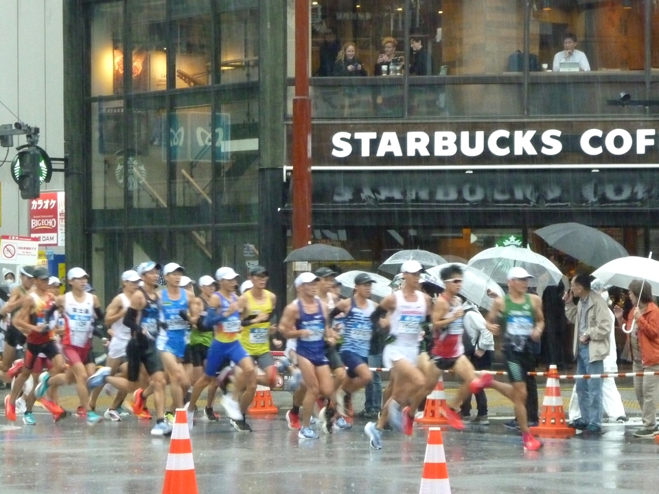スターバックスの前を走る男子選手