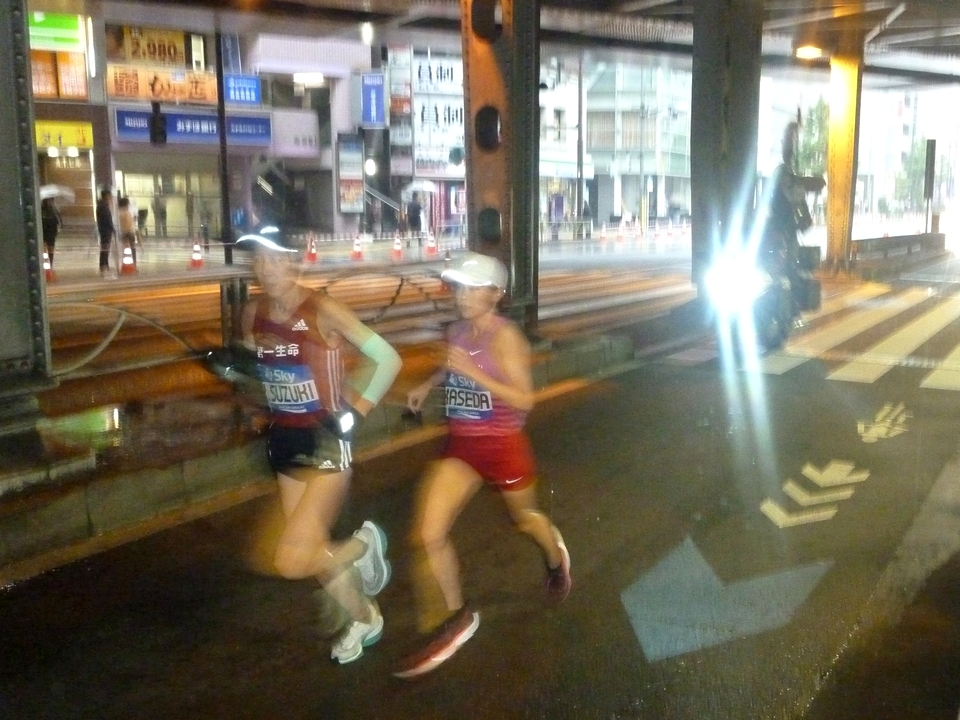 神田駅前を走る鈴木優花選手と加世田梨花選手