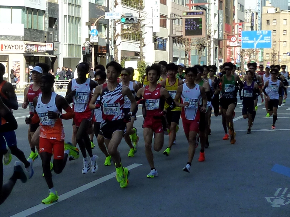 須田町一丁目交差点を走る西山雄介選手ら