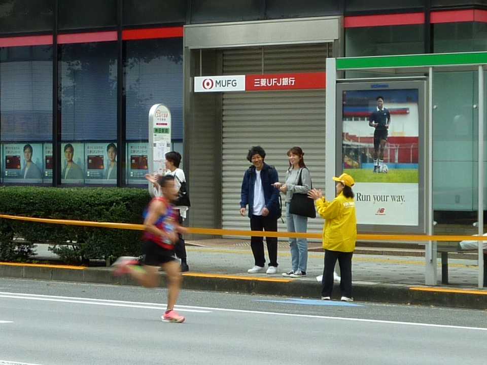 三菱UFJ銀行の前を走る猫ひろしさん