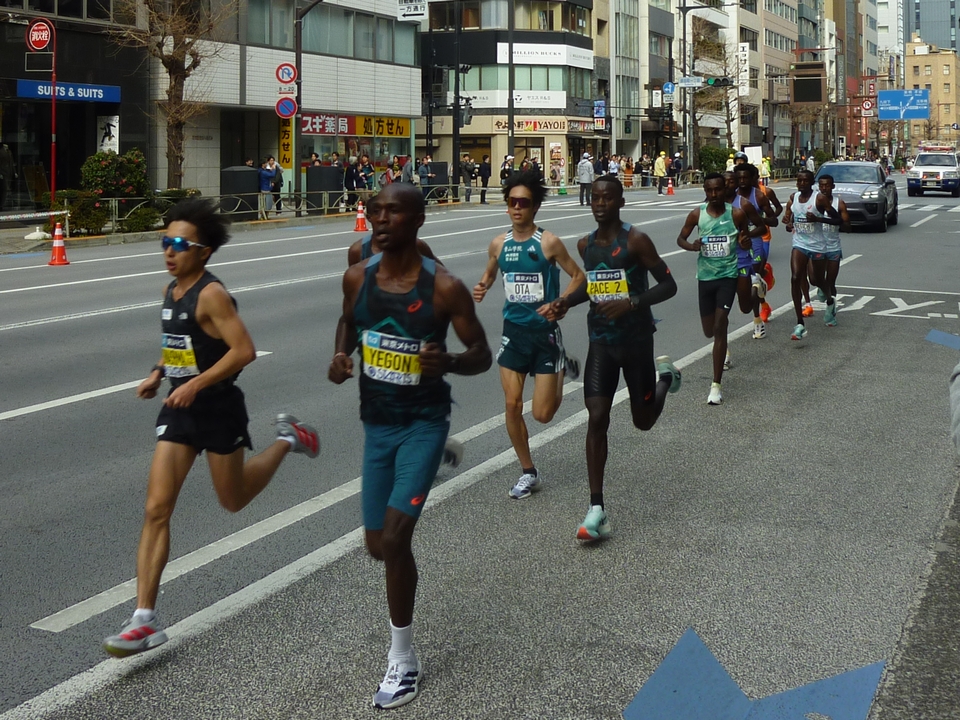スギ薬局の前を走る太田蒼生選手