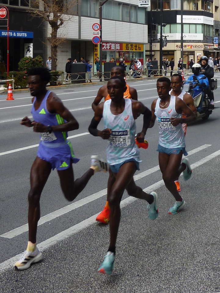 スギ薬局の前を走るタケレ選手とゲティッチ選手