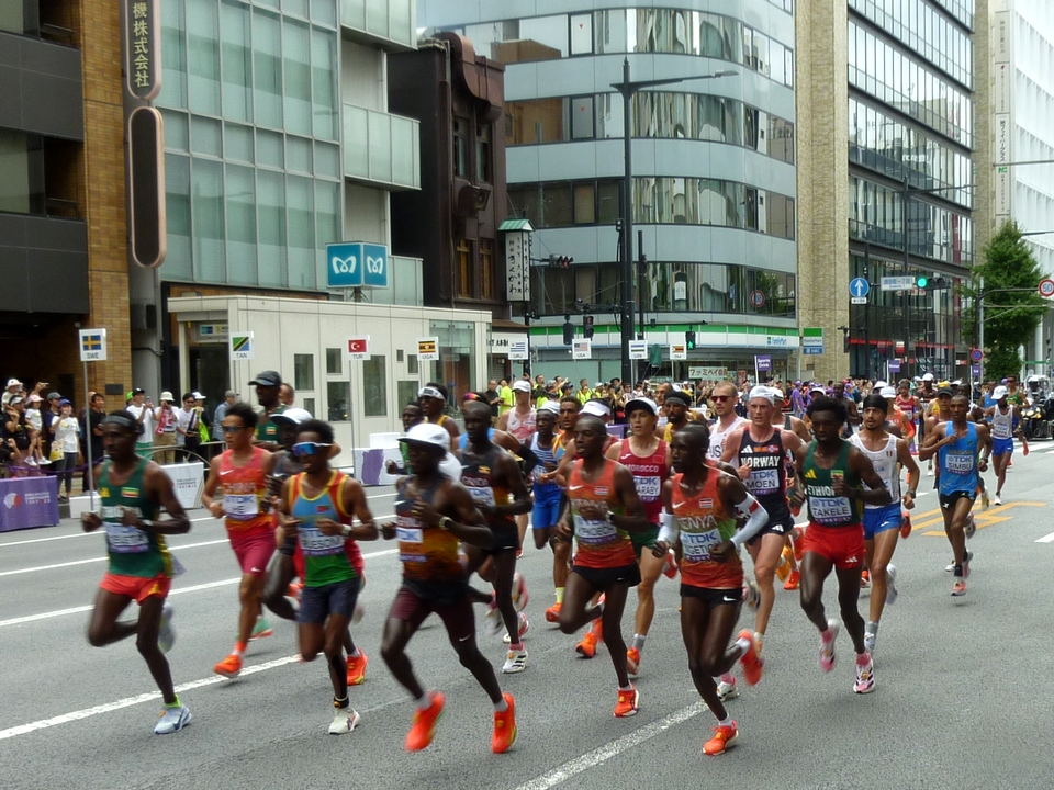 丸茂電機の前を走る先頭集団